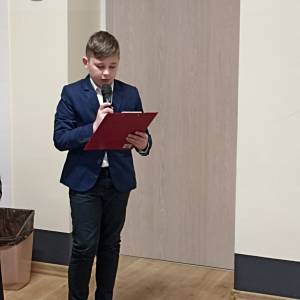 Uczeń Oliwier Jarosz podczas prezentacji postaci poetki. 
