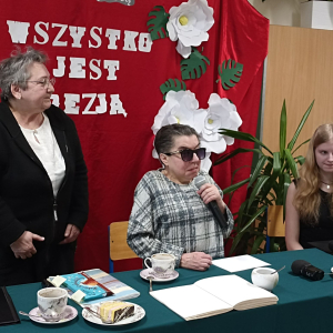 Zofia Solak  i Maria Tarlaga podczas spotkania poetyckiego w naszej szkole z uczennica Izabelą Pochroń